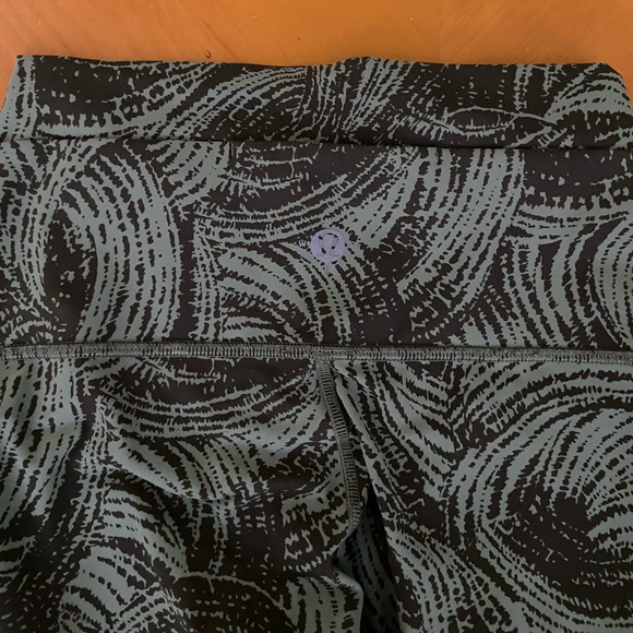 RARE Lululemon Wanderlust Leggings, 7/8 Length, Size 6 - Picture 2 of 3